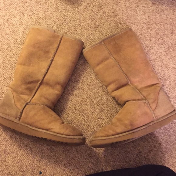 TALL SAND UGGS SIZE 7