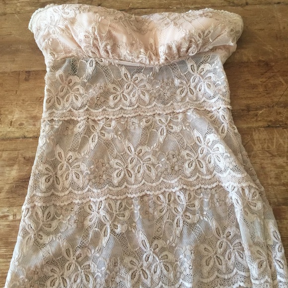 CREAM LACE BEBE STRAPLESS TOP