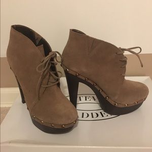 "Hansell" by Steven Madden (Taupe Suede)