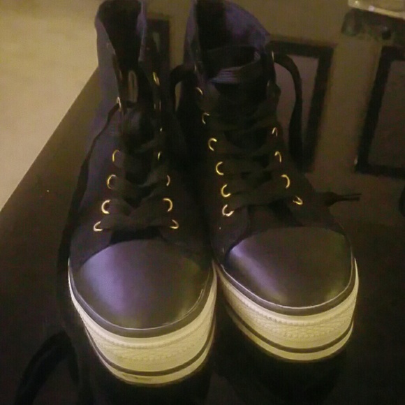 Tennis shoes