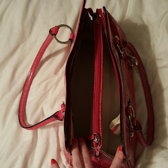 Guess purse - Picture 2 of 2
