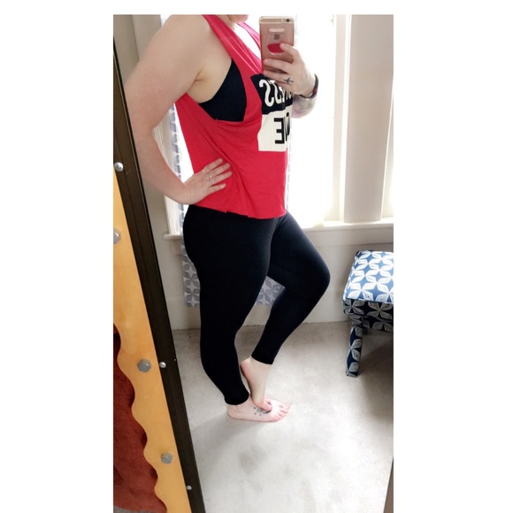 •Red Graphic Crop top• - Picture 2 of 3