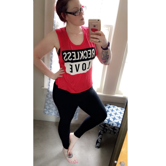 •Red Graphic Crop top• - Picture 3 of 3