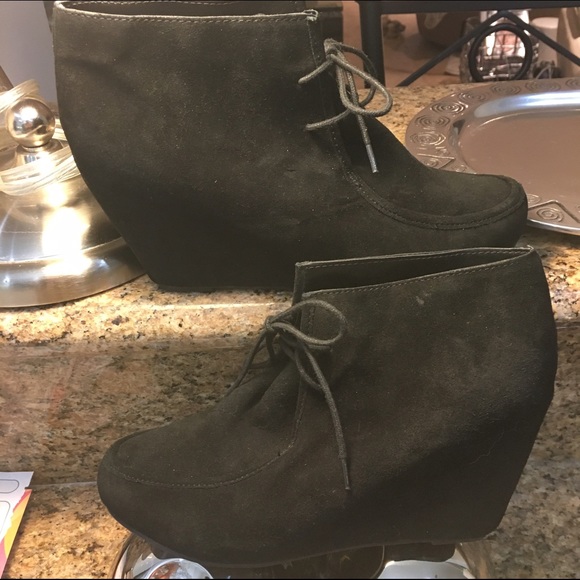 Black heeled moccasins