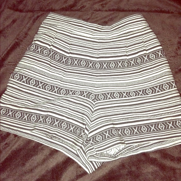‼️ High-Waisted, black & white pattern shorts ‼️