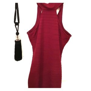 Fitted burgundy dress with choker neck