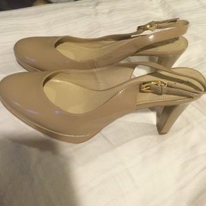 Tahari tan closed toe slingback pumps