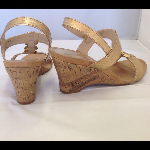 🎉Liz Clairborne Size 9 Gold Wedge Sandals🎉 - Picture 2 of 4