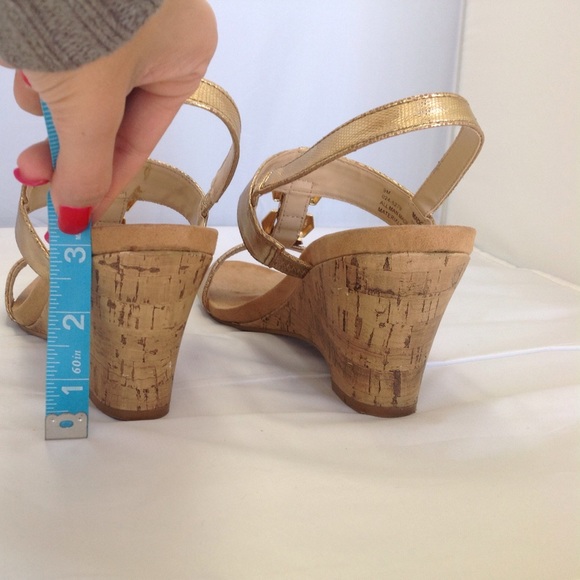🎉Liz Clairborne Size 9 Gold Wedge Sandals🎉 - Picture 3 of 4