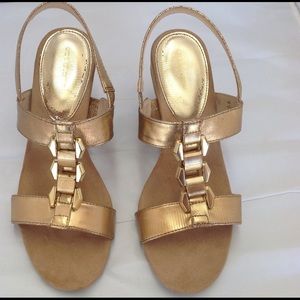 🎉Liz Clairborne Size 9 Gold Wedge Sandals🎉
