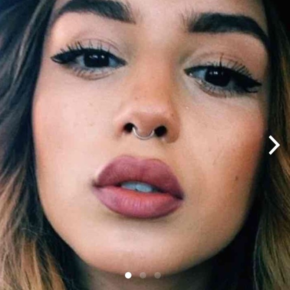 Faux septum piercing