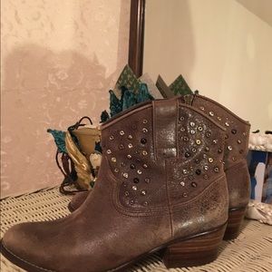 Studded Ankle Booties White Mountain Sz.7.5