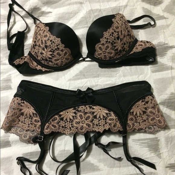 Victoria Secrets push up bra and grader belt
