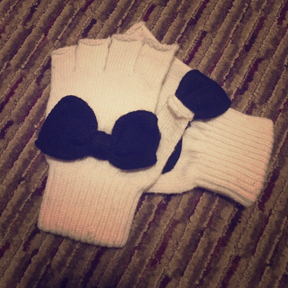 🔥REDUCED🔥 White Fingerless Gloves with Bow