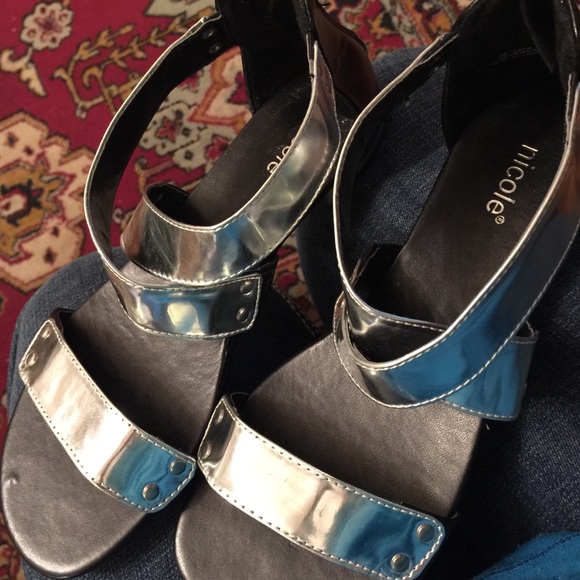 Cute new Nicole sandals size 7M - Picture 4 of 4