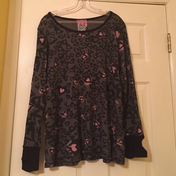 torrid Tops - Heart print thermal with thumb holes