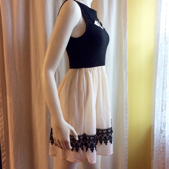 π«SOLDπ«π Beautiful dress with keyhole accent - Picture 2 of 4