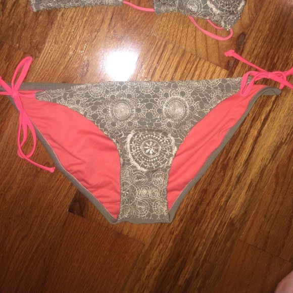 String bikini - Picture 2 of 3