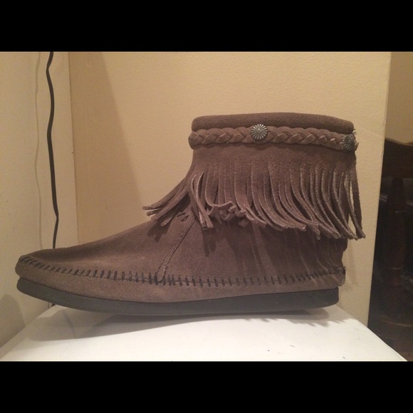 Minnetonka gray moccasins size 8