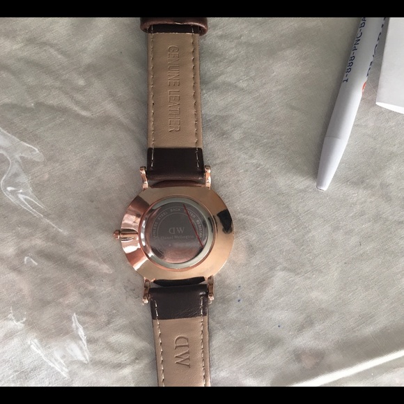Rose gold leather band Daniel Wellington watch - Picture 2 of 2
