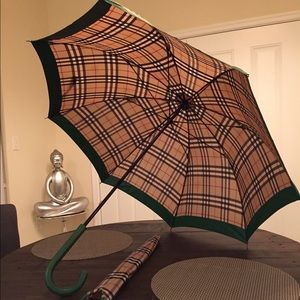 Burberry Umbrella with green handle fancy!