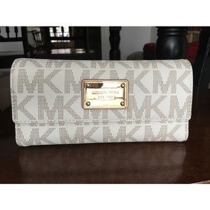 AVAILABLE Michael Kors large jet set logo wallet