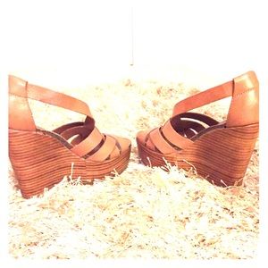 Sky high Lucky neutral wedge!