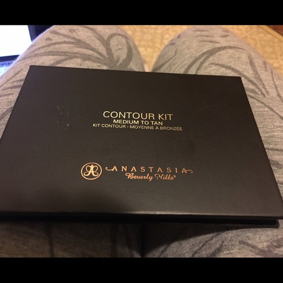 Like new Anastasia Beverly Hills Contour kit. 💄💋