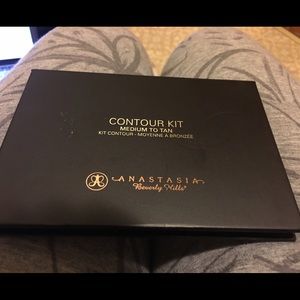 Like new Anastasia Beverly Hills Contour kit. 💄💋
