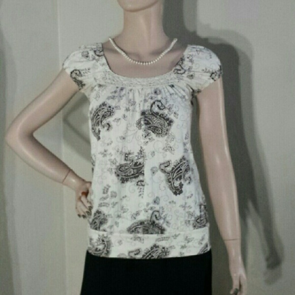Like New! Cute lightweight paisley Top sz Medium - Picture 2 of 3