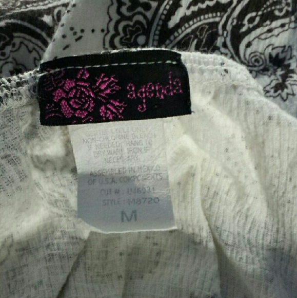 Like New! Cute lightweight paisley Top sz Medium - Picture 3 of 3