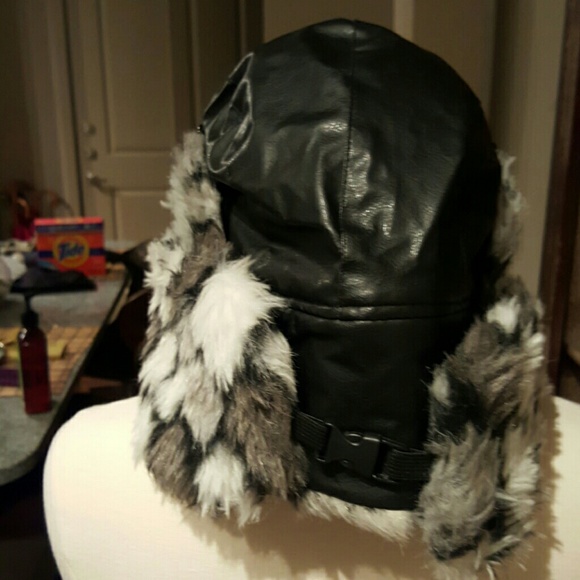 BLACK PLEATHER & IMITATION FUR - Picture 3 of 4