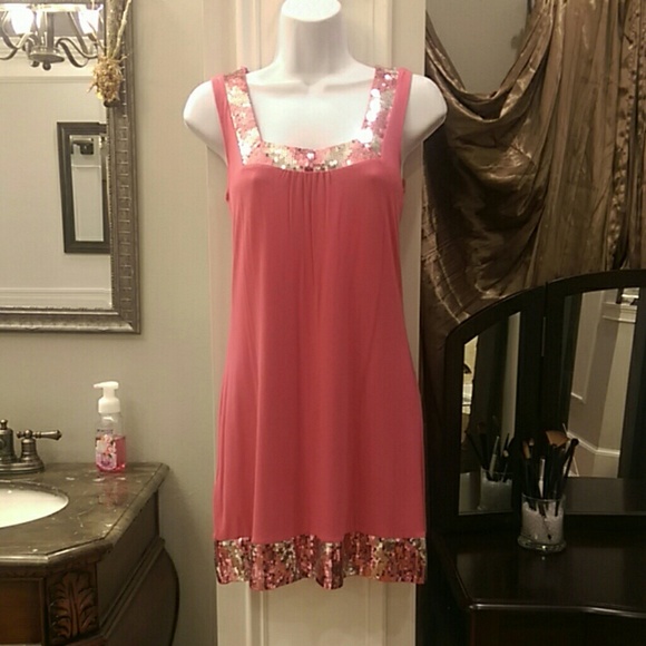 Sleeveless pink dress.