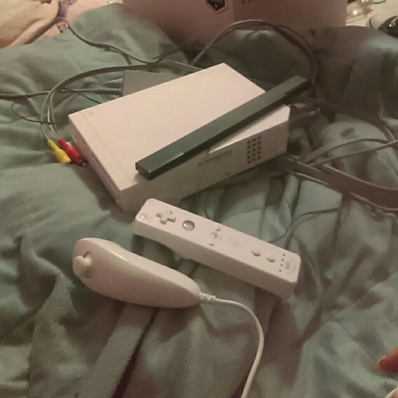 MAKE AN OFFER WII CONSOLE, NUMCHUCK&CONTROLLER .