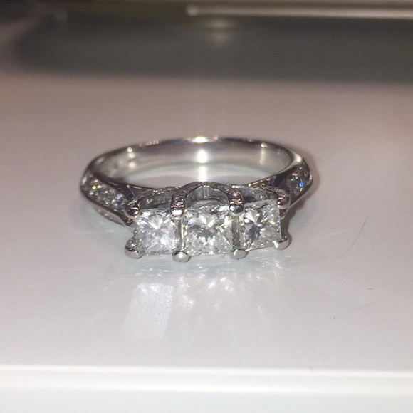 📢SALE 📢 1CT vintage past present future ring