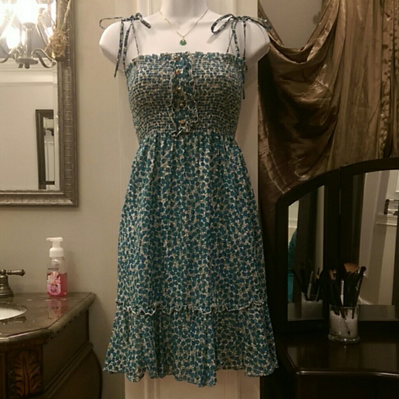 Green flower print sleeveless dress.