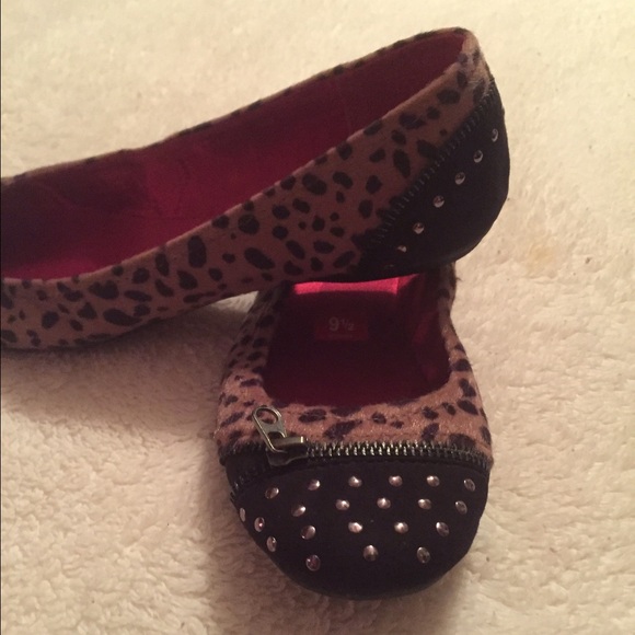 NWOT Leapord print flats - size 9.5