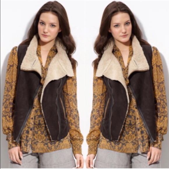 🔴Sold in bundle| Hinge silk print button up - Picture 2 of 4