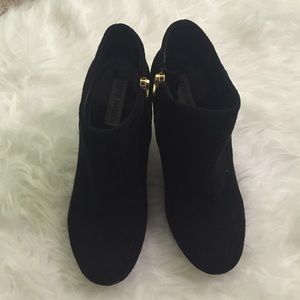 Black Panelope Steve Madden ankle boots!