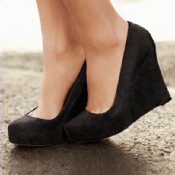 Black wedges