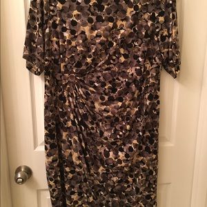 Beautiful dress with soft yellow tones🐣