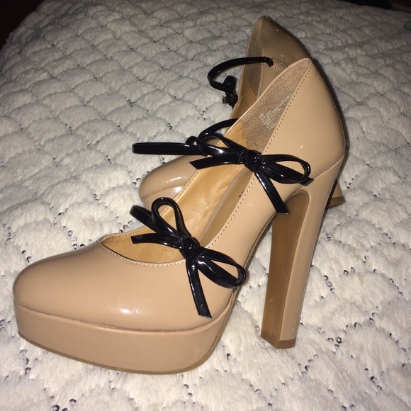 Cosmopolitan Tan heels