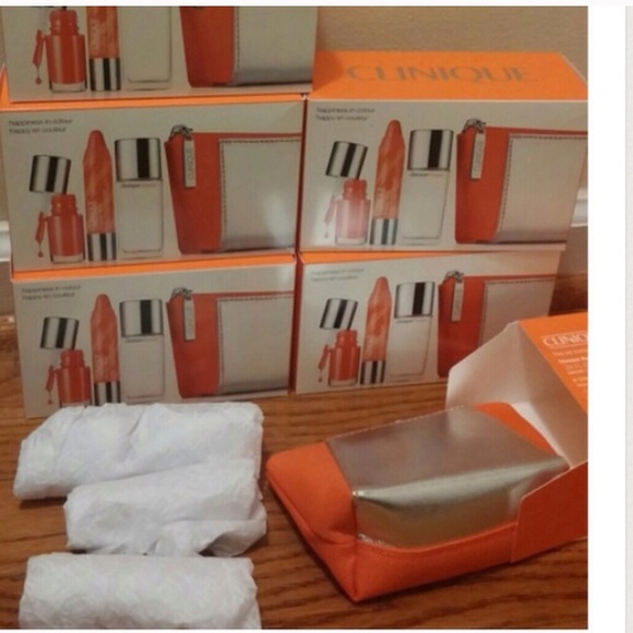 Clinique set ( price per set) - Picture 2 of 4