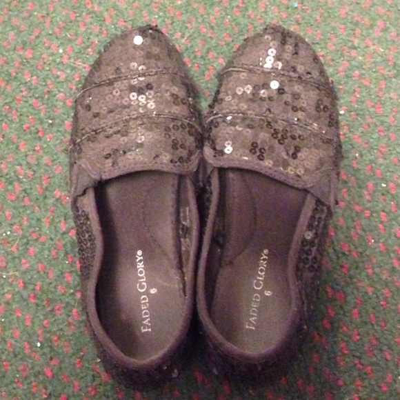 TOMS style shoe size 6