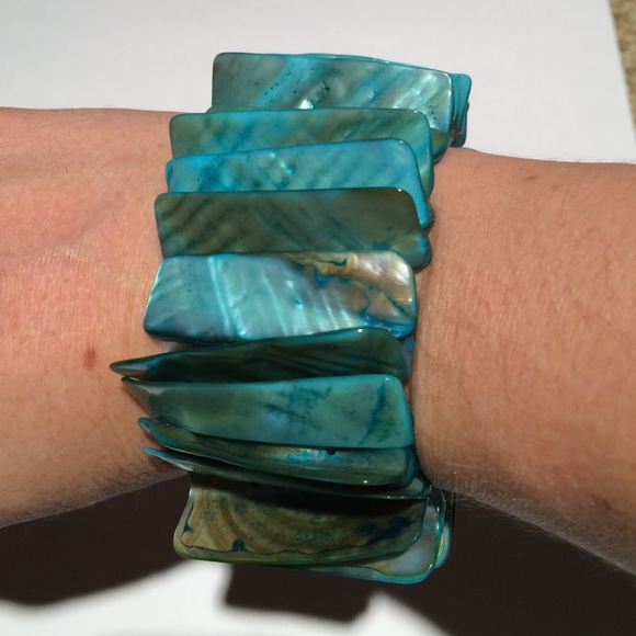 Shell Stretch Bracelet - Picture 2 of 2