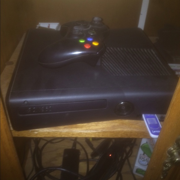 Xbox 360 with Kinect and games - Picture 1 of 2