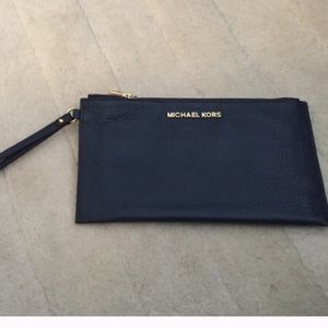 ✨✨Michael Kors Wristlet XL 10" ✨✨