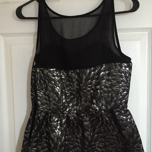 Beautiful dress! - Picture 3 of 4