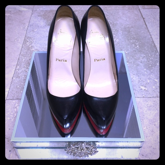 Stunning black red sole pumps 😍