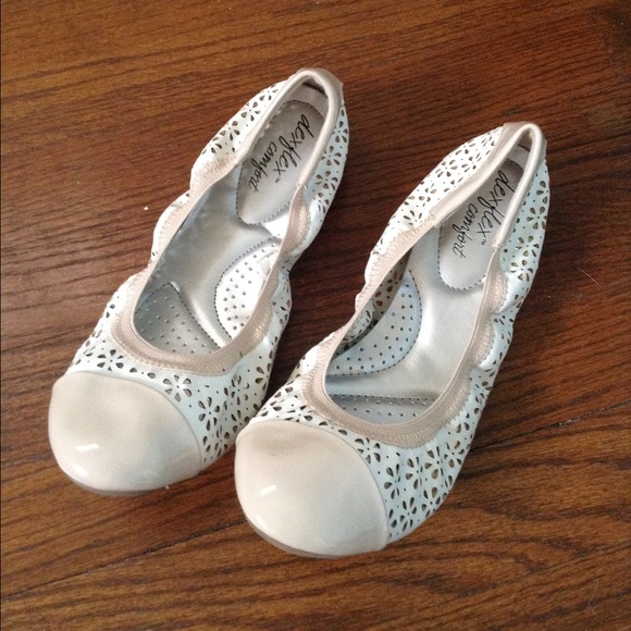 Cream and whit NWOT Dexflex cutout flats